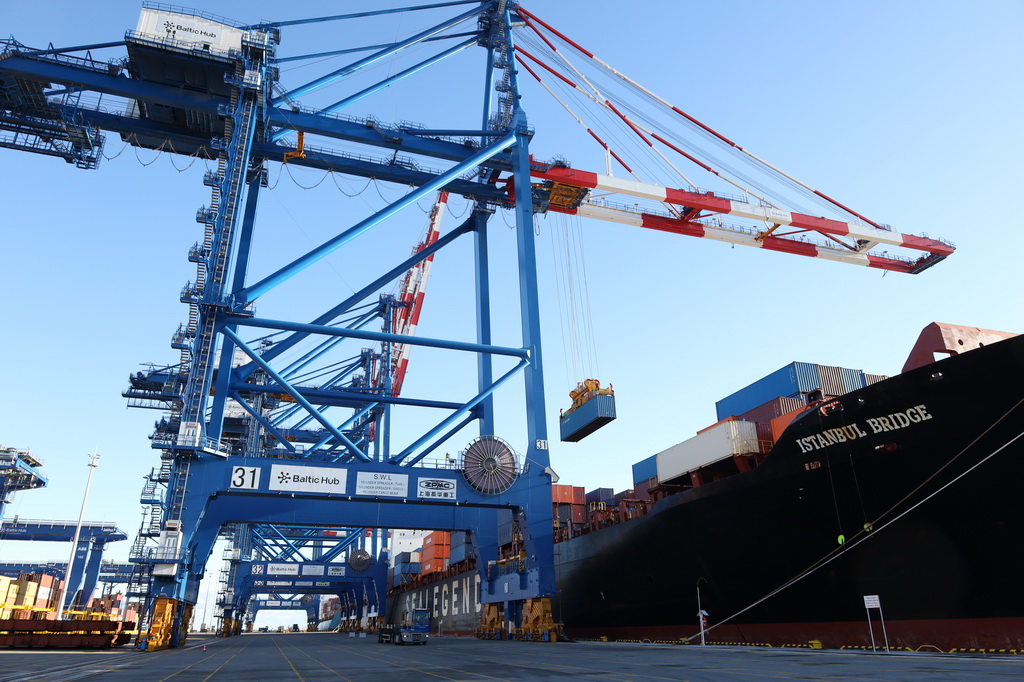 10月19日，从中国宁波舟山港出发的中欧北极快航航线首艘货船抵达波兰北部格但斯克港。