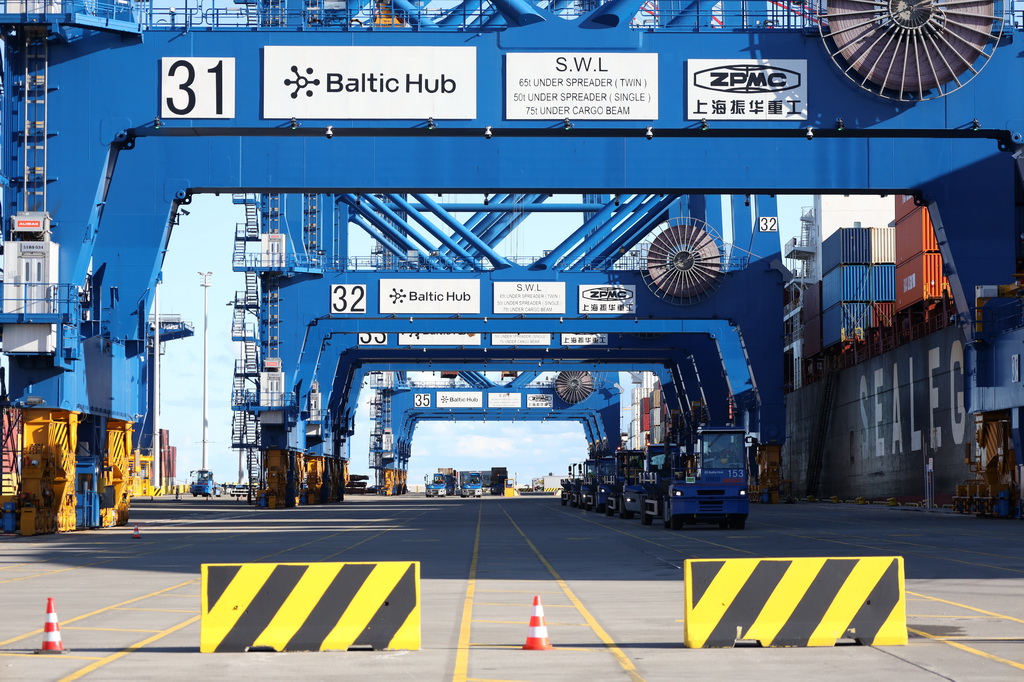 10月19日，在波蘭北部格但斯克港，從中國寧波舟山港出發的中歐北極快航航線首艘貨船進行裝卸工作。