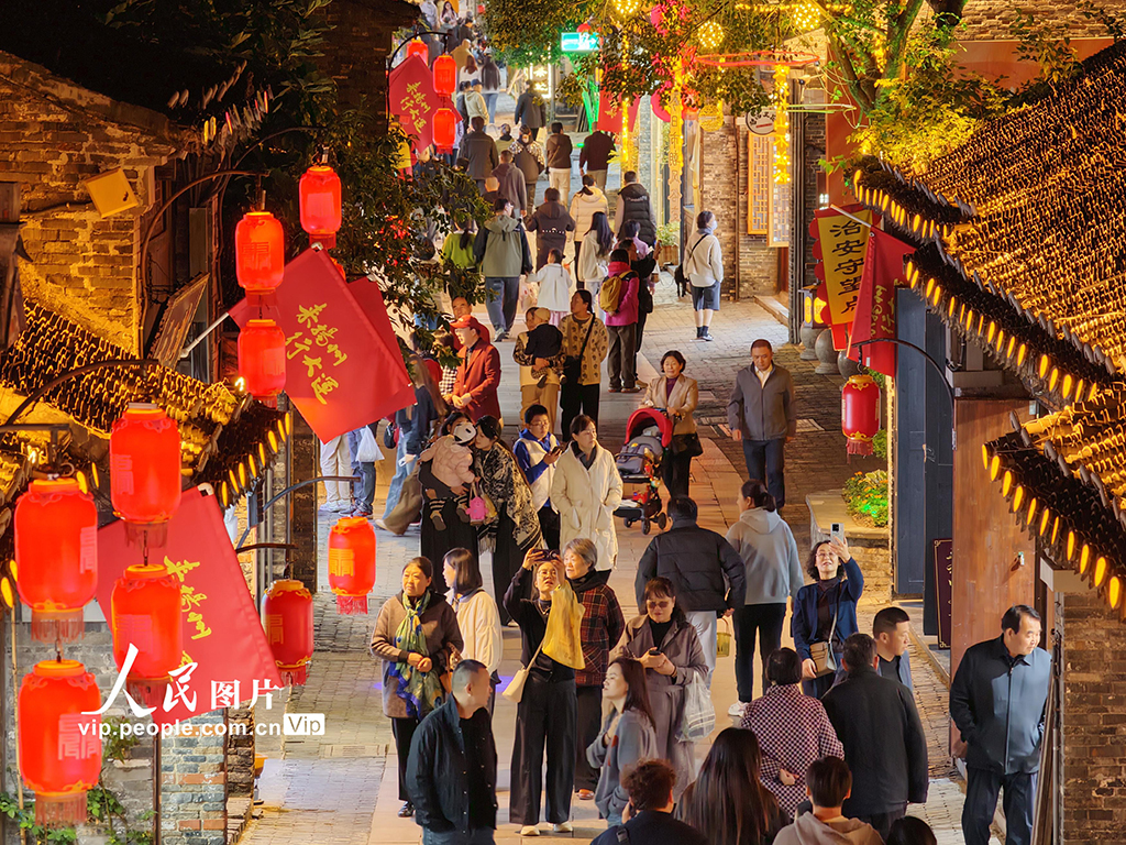 江苏扬州：“夜经济”点亮古街【2】