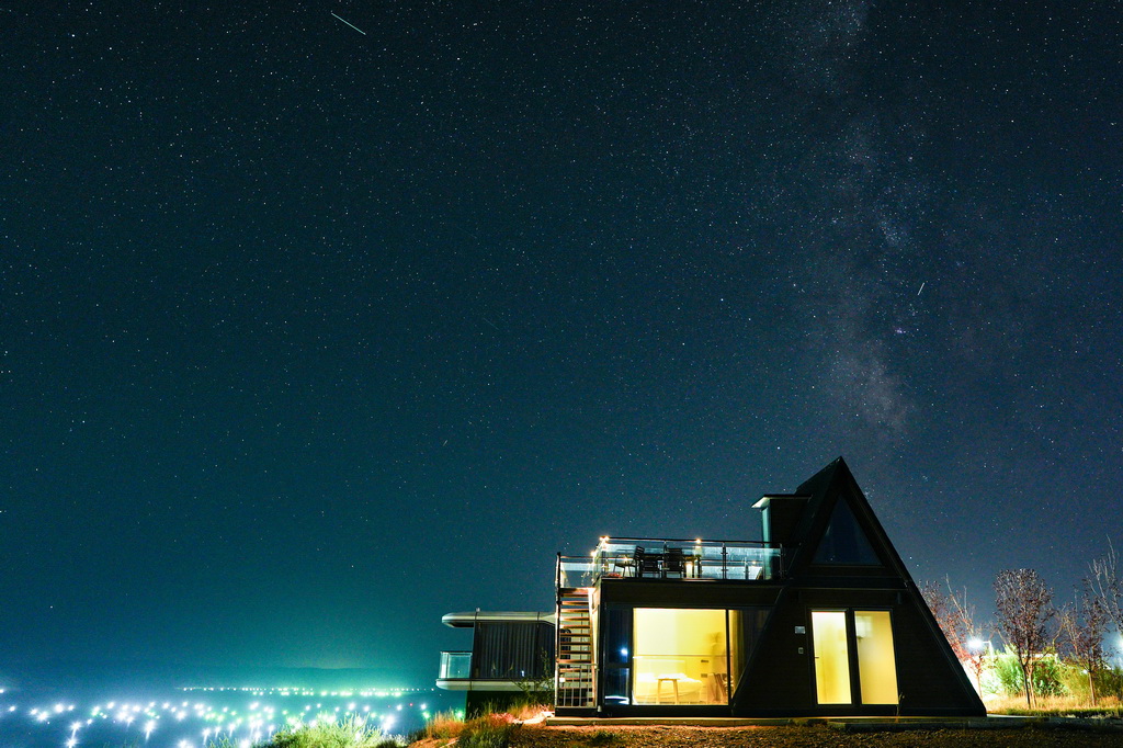 10月17日拍攝於青海省海南藏族自治州共和縣恰恰灣沙灘旅游度假村的一間民宿。