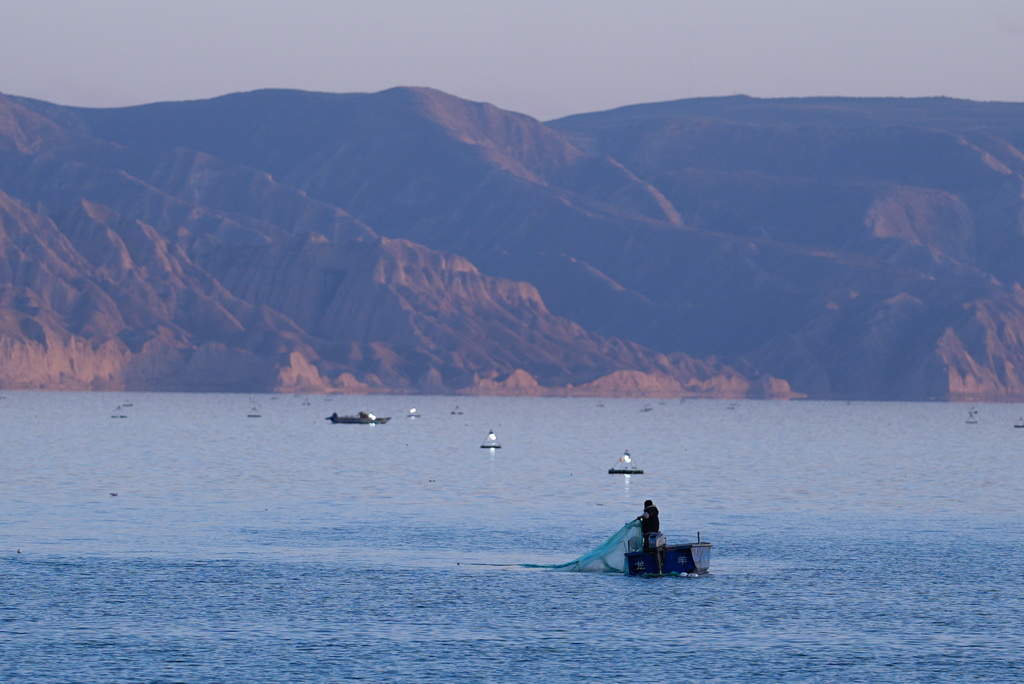 10月17日，一名庫區漁民在下網。