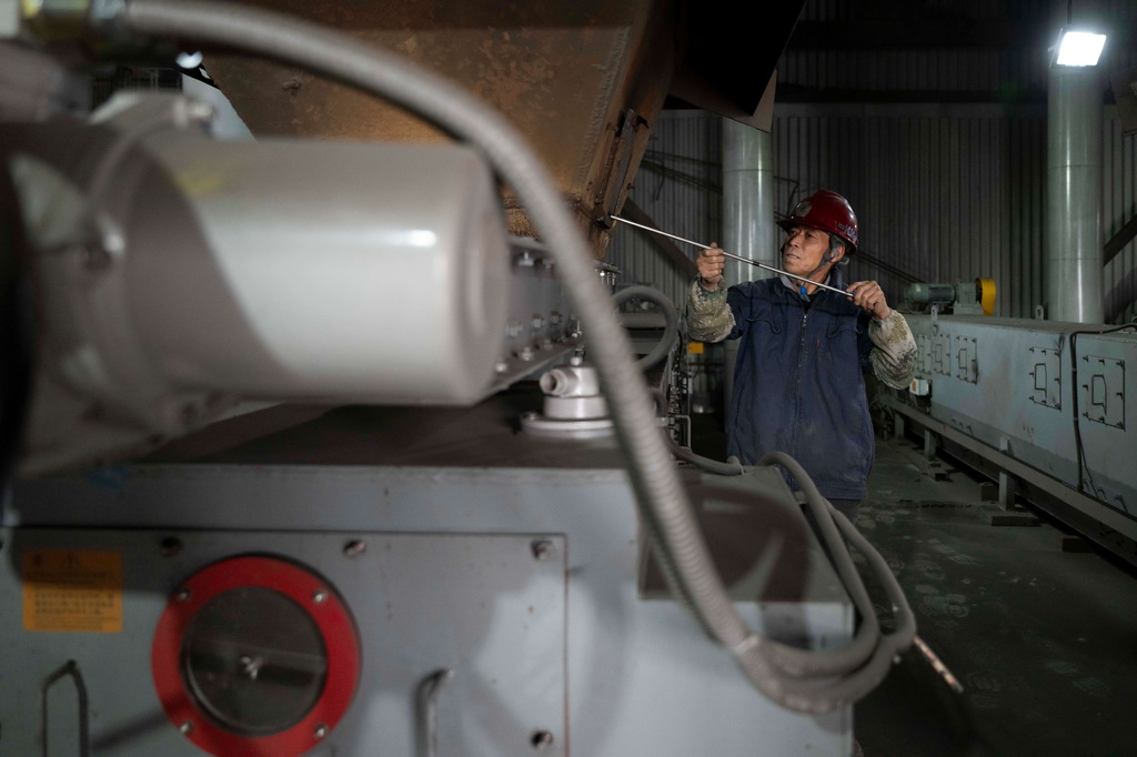 10月20日，在哈爾濱市華能集中供熱有限公司，工作人員在檢測給煤機運行情況。