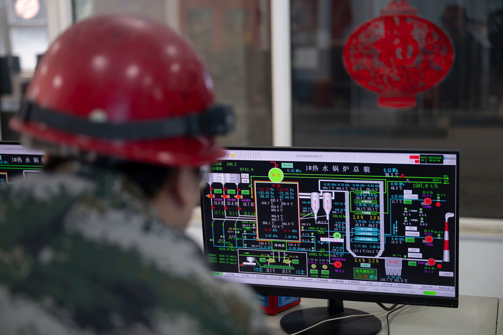 10月20日，在哈爾濱市華能集中供熱有限公司鍋爐控制室，工作人員在監測設備鍋爐運行情況。