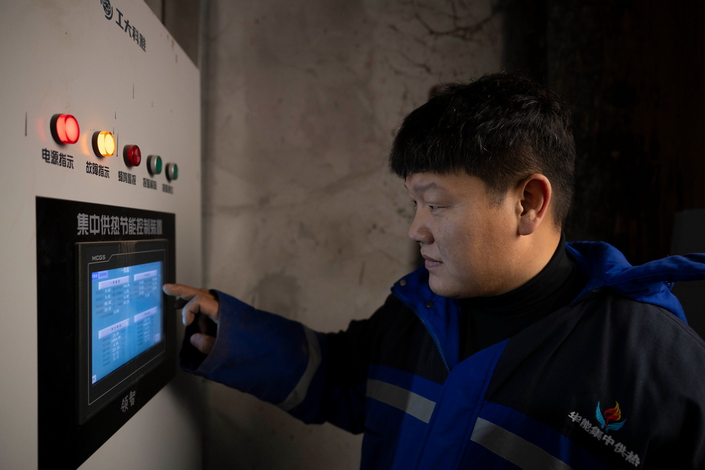 10月20日，在哈爾濱市北五道街85號提標增效換熱站，工作人員在檢測集中供熱節能控制裝置。