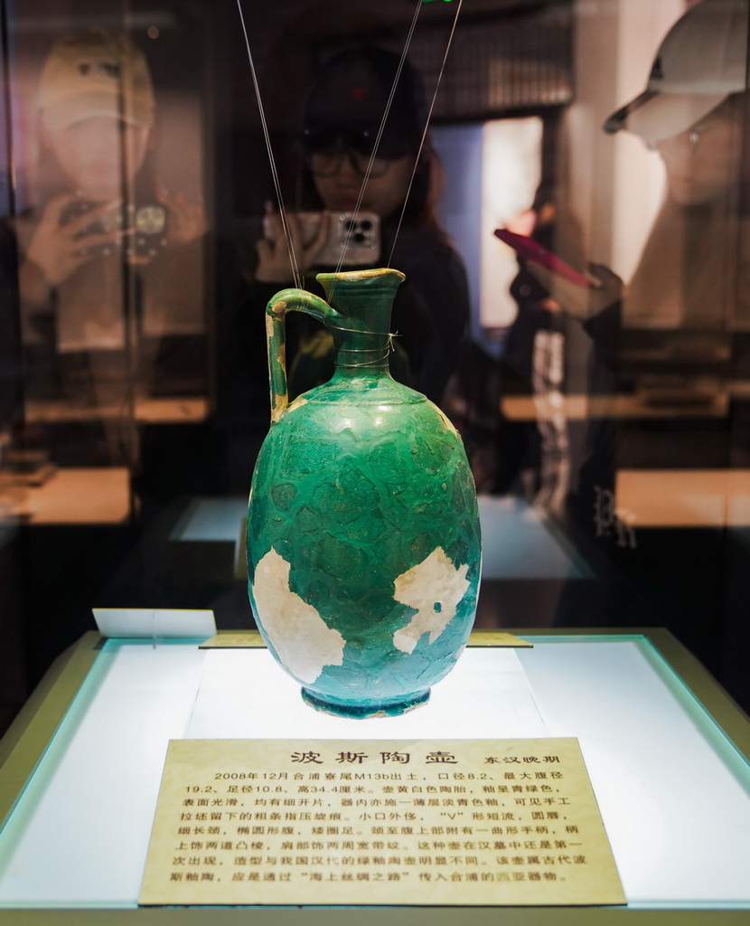 10月21日,游客在广西合浦汉代文化博物馆拍摄波斯陶壶。