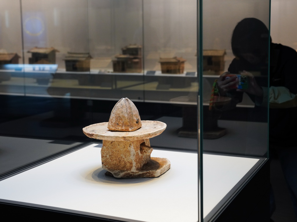 10月21日,游客在广西合浦汉代文化博物馆拍摄莲花顶。