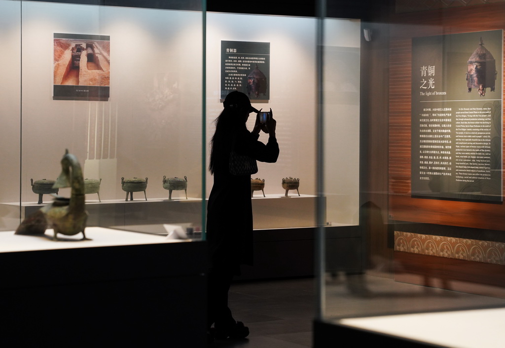 10月21日,游客在广西合浦汉代文化博物馆参观。