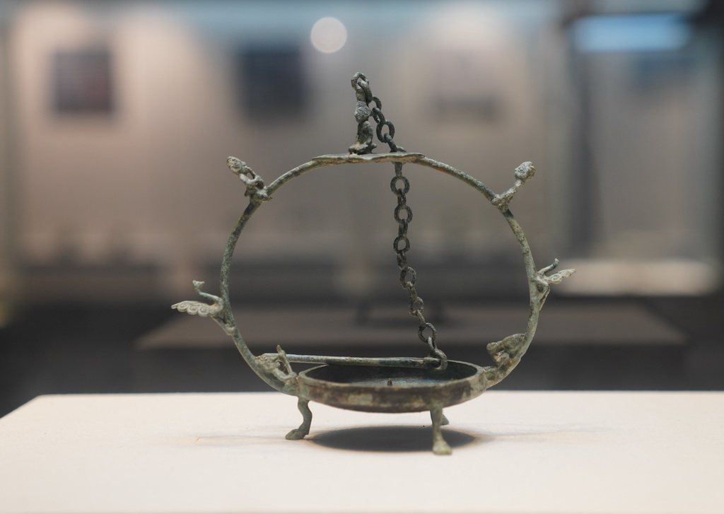 这是10月21日在广西合浦汉代文化博物馆拍摄的活链提梁铜灯。