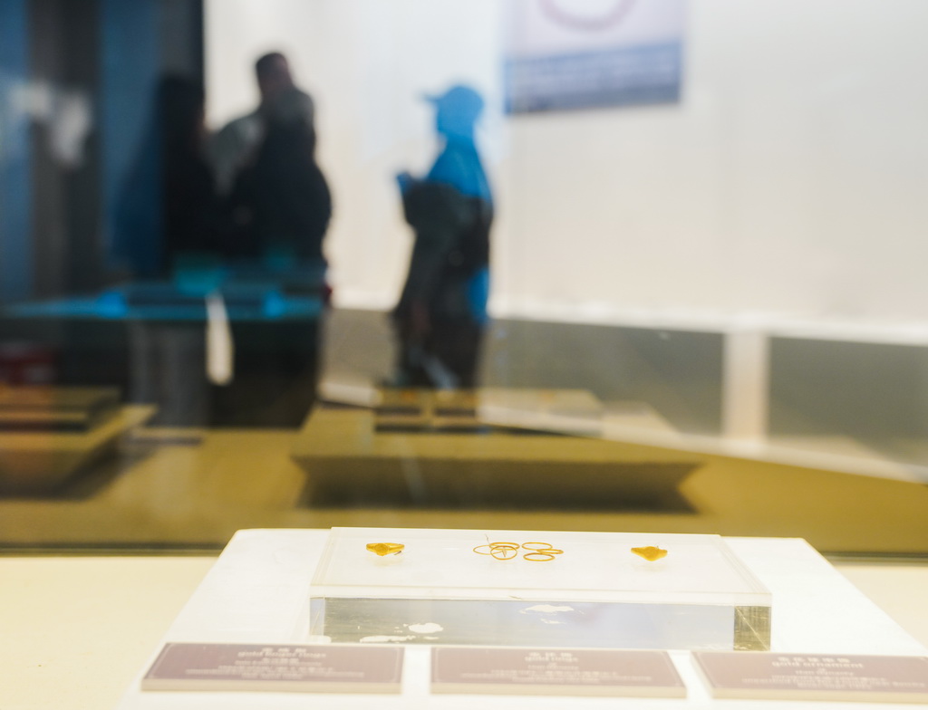 10月21日,游客在广西合浦汉代文化博物馆参观。