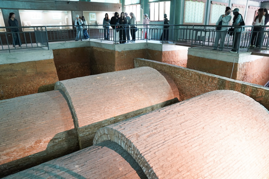 10月21日,游客在广西合浦汉代文化博物馆的汉墓保护展示厅参观。