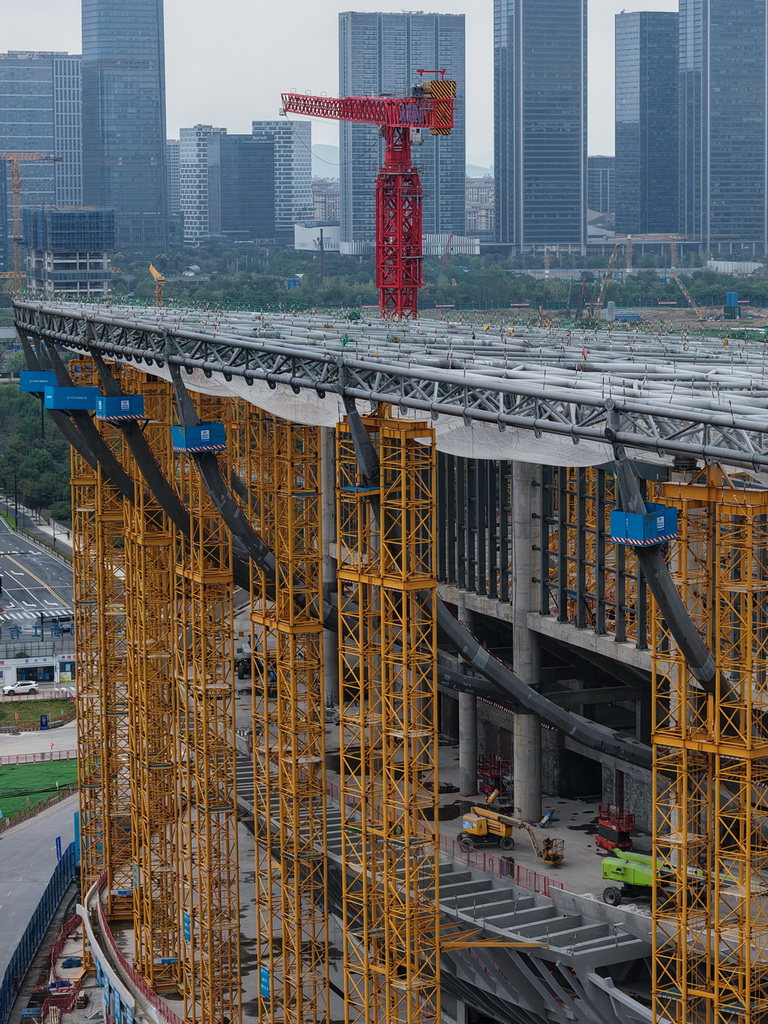 10月21日拍摄的余杭国际体育中心工程足球场项目(无人机照片)。据了解,足球场钢结构设计总重量达42000吨,其中屋盖钢结构占18000吨。