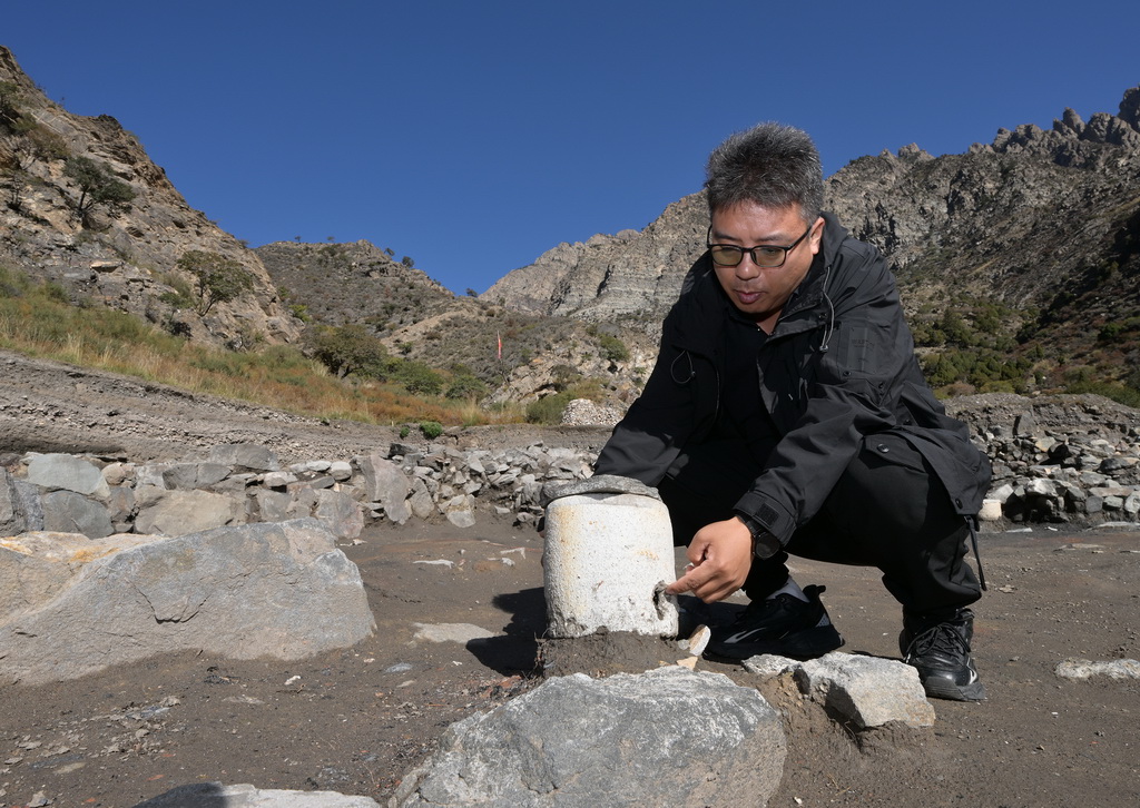 蘇峪口瓷窯址考古隊執行領隊柴平平在2025年度發掘區一處作坊遺跡前介紹瓷器燒制工藝（10月13日攝）。新華社記者 李賀 攝