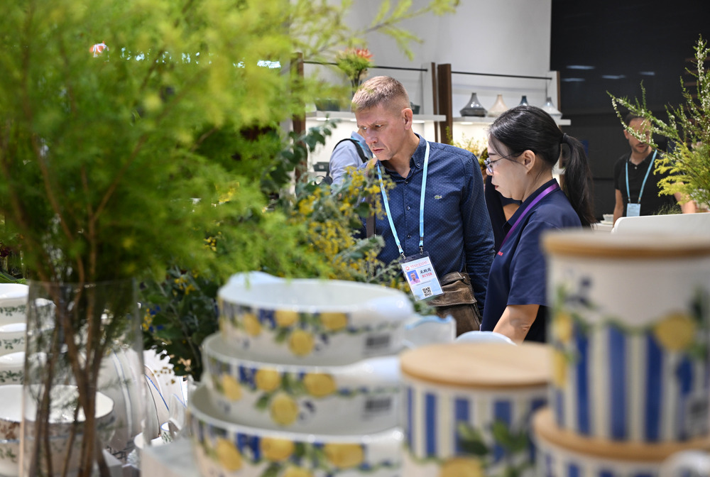 10月23日，境外採購商在日用瓷器企業展台洽談。新華社記者 鄧華 攝