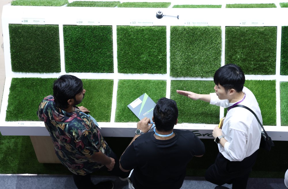 10月23日，客商在广交会上参观选购人工草坪。新华社记者 卢汉欣 摄