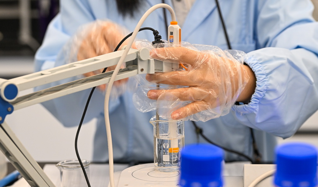 海口海關工作人員在海口海關技術中心實驗室工作（10月22日攝）。