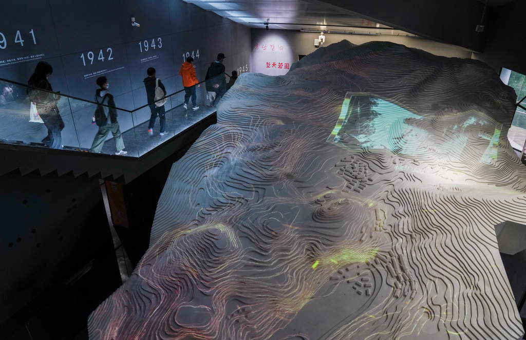 10月25日，人们在中国红十字会救护总队贵阳图云关抗战纪念馆内参观。