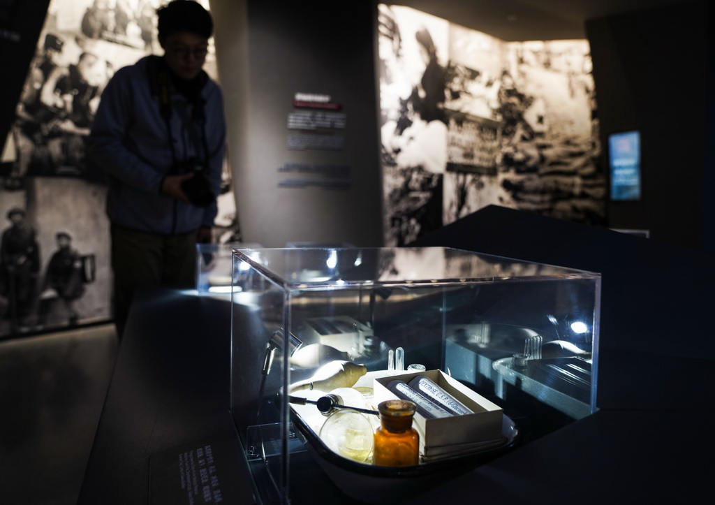 10月25日，参观者在中国红十字会救护总队贵阳图云关抗战纪念馆内观看展品。