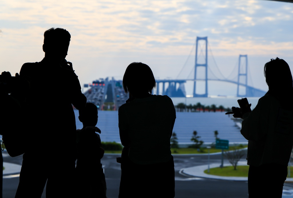 10月25日,游客在深中通道西人工岛中庭的观景平台拍摄深中大桥。