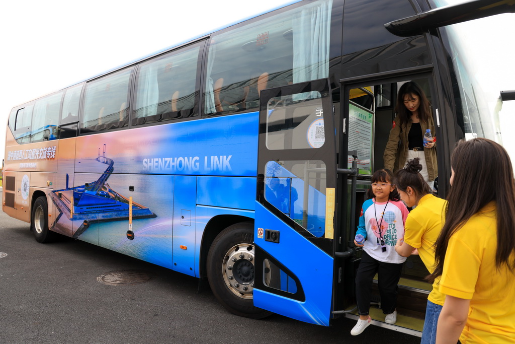 10月25日,游客抵达深中通道西人工岛。