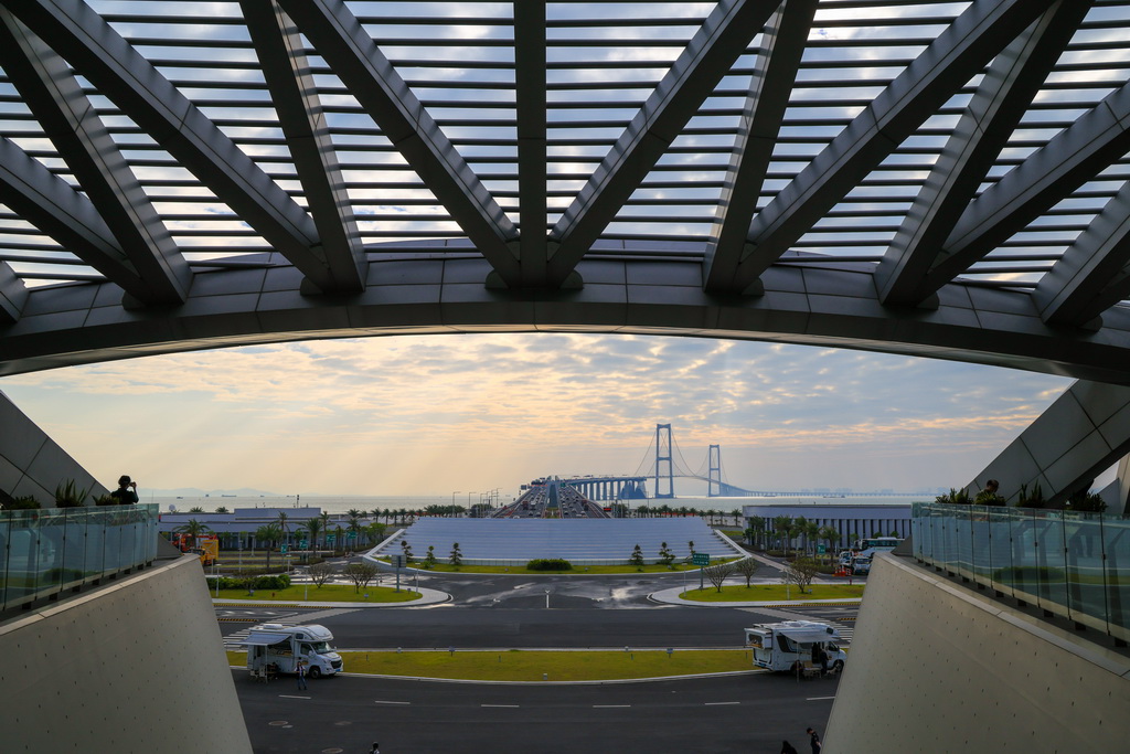 10月25日,在深中通道西人工岛中庭的观景平台拍摄的深中大桥和西人工岛景观。