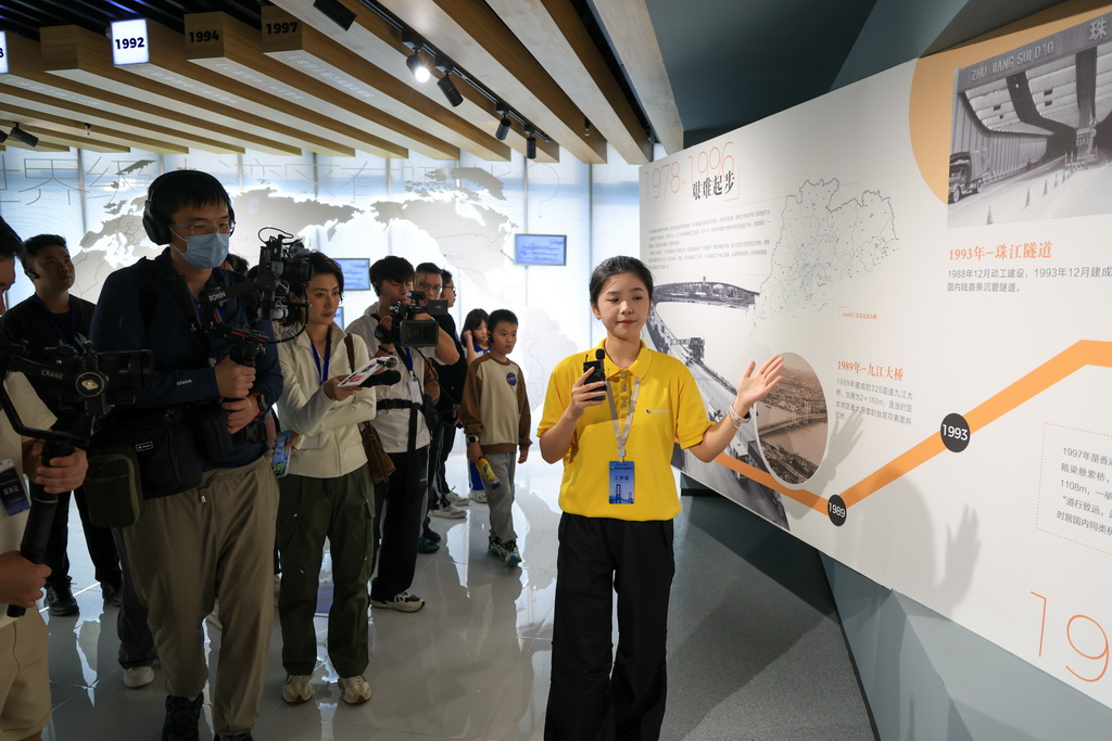 10月25日,游客和记者在深中通道西人工岛上的粤港澳大湾区跨海通道科普基地内参观。