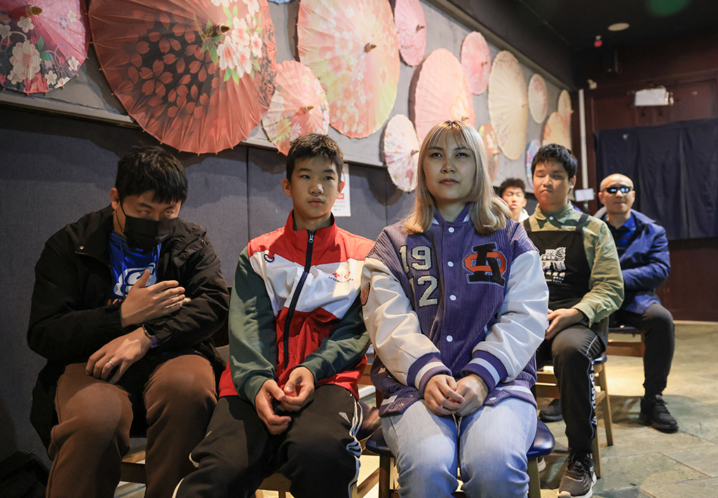 10月26日，在木马童话黑暗餐厅，视力障碍人士和志愿者一起观看无障碍电影。