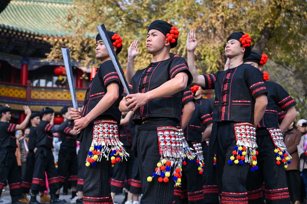 10月27日，在新疆烏魯木齊市人民公園，雲南省歌舞劇院的舞蹈演員現場演繹《望山》片段。