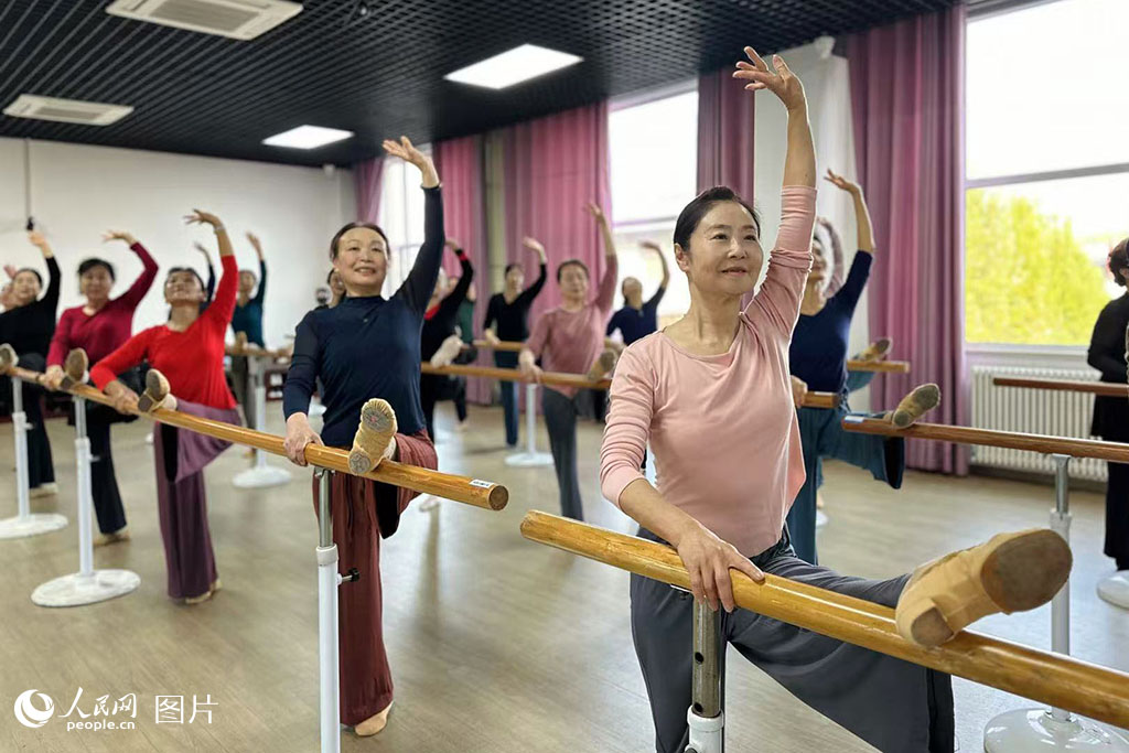 10月27日，山東省老年大學馬鞍山校區，形體課的學員伴著輕柔的音樂調整體態，臉上帶著笑意，盡顯優雅風採。人民網 喬姝攝