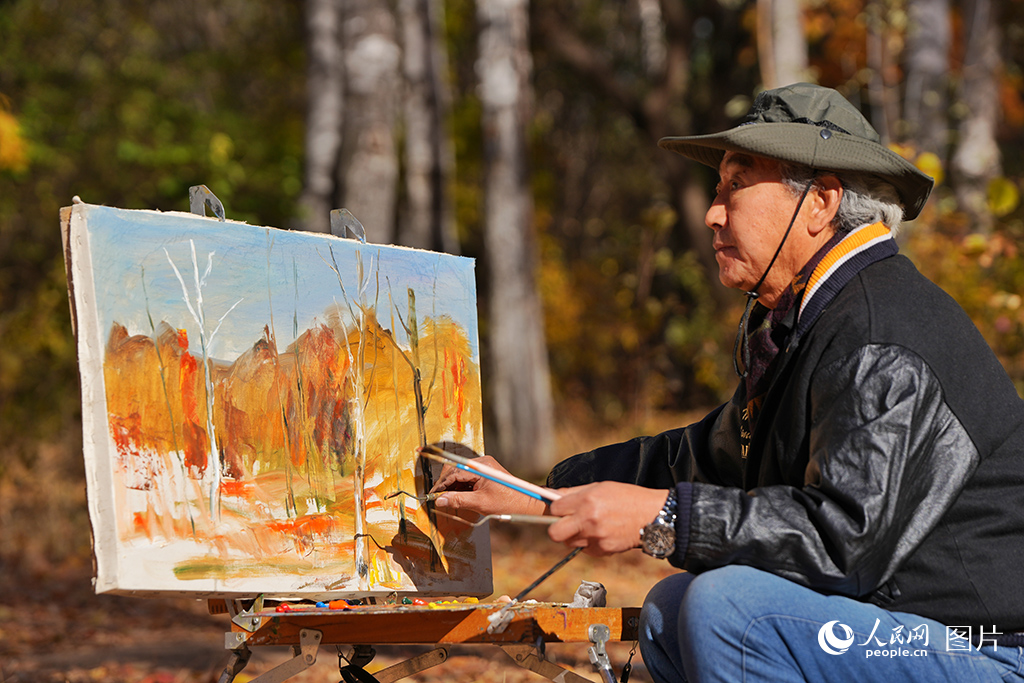 10月26日，一名長者在吉林長春南湖公園白樺林裡創作油畫。人民網記者 李洋攝