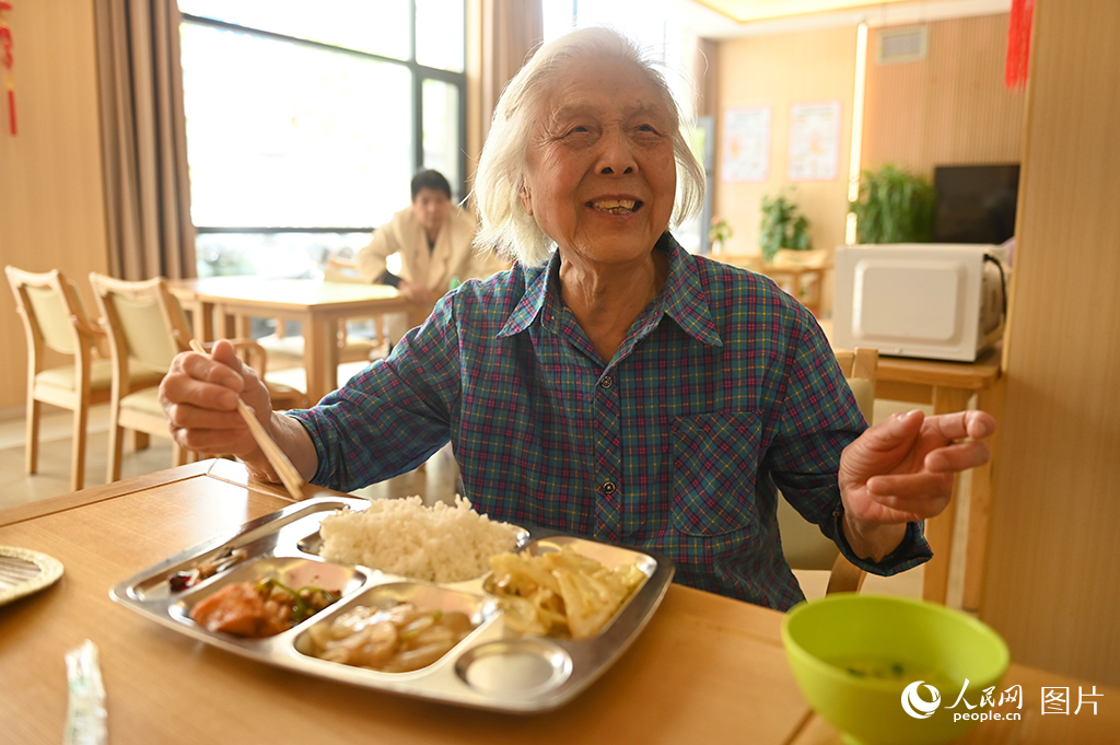 10月26日，獨居老人在湖北省荊州市城南街道梅村社區幸福食堂就餐。人民網記者 王郭驥攝