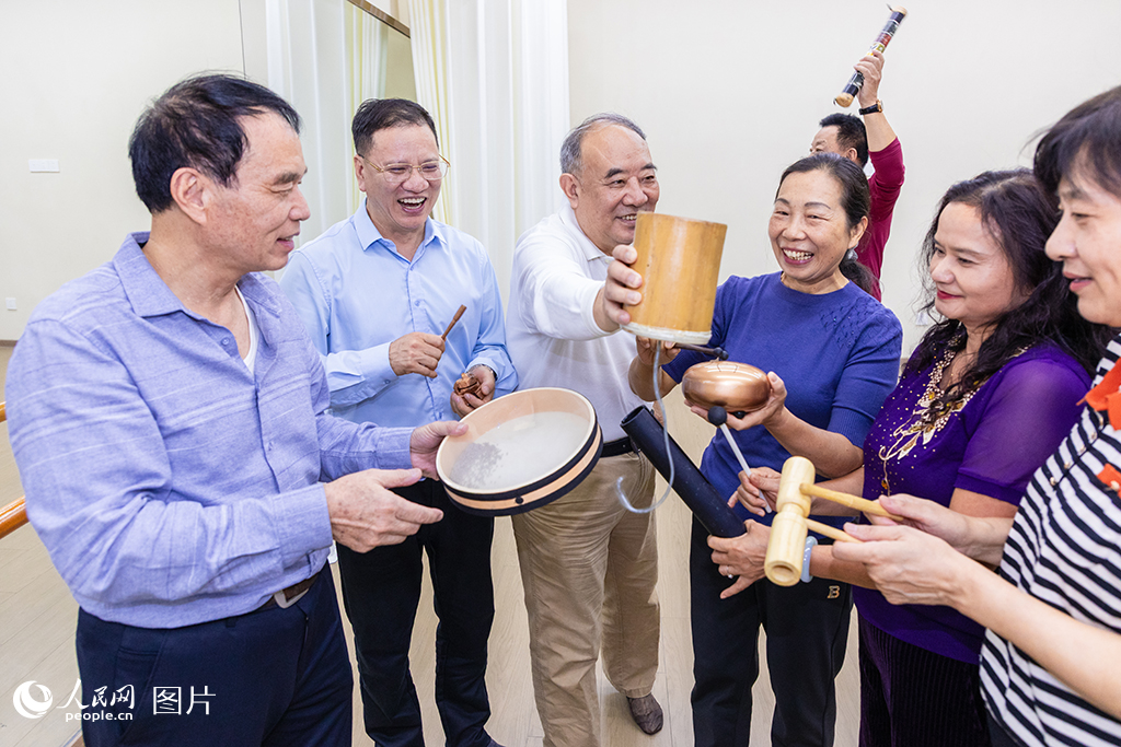10月24日，在位於福建福州的福建開放大學（國家老年大學福建分部），參加音樂療養課程的老年學生們正在體驗各種有趣的發聲樂器。人民網記者 焦艷攝