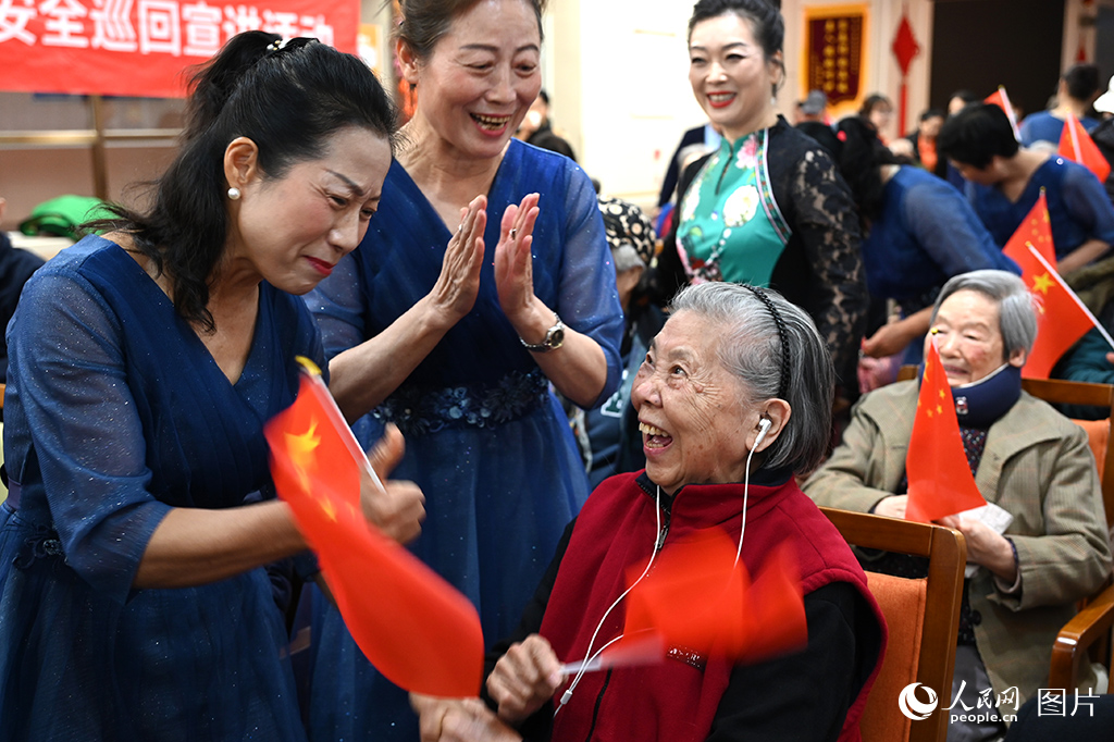 10月21日，河南省老干部活動學習中心小合唱團來到鄭州市金水區經八路街道養老服務中心慰問演出，和老人們聯歡，共迎重陽節的到來。人民網記者 王玉興攝