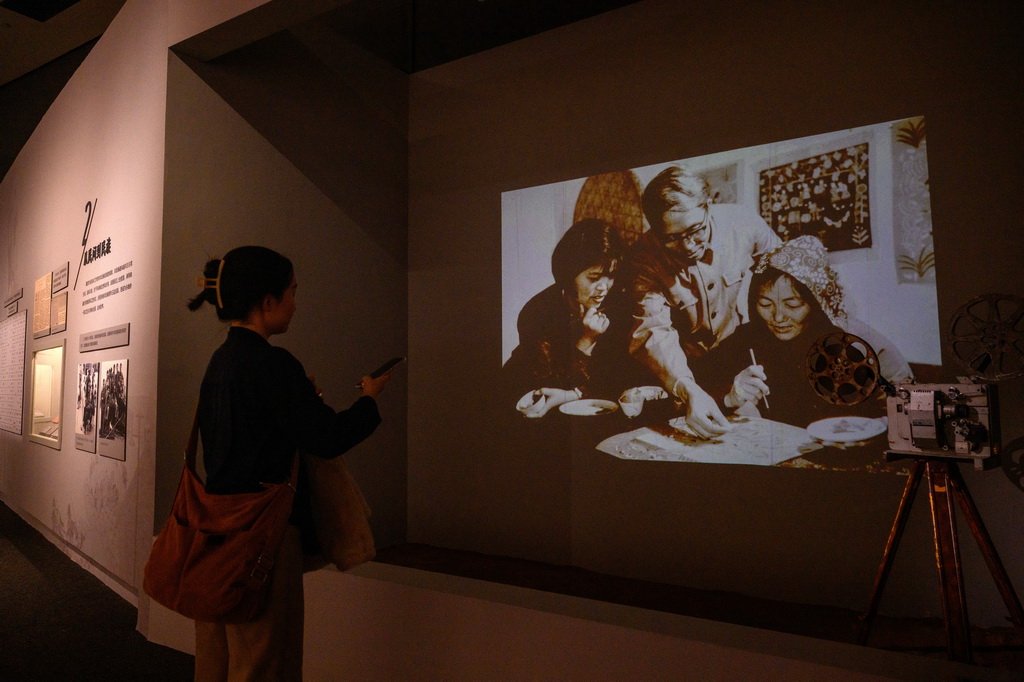 10月28日，觀眾觀看畫家指導農民繪畫的老照片。