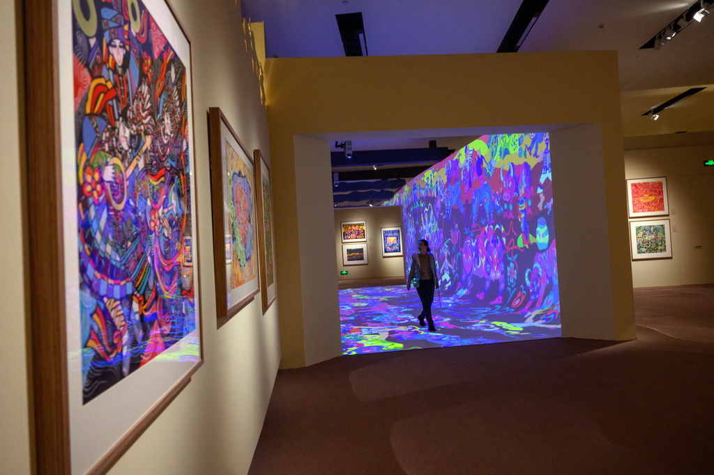 10月28日，观众在参观展览。