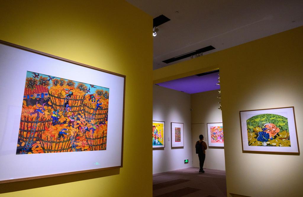 10月28日,观众在参观展览。