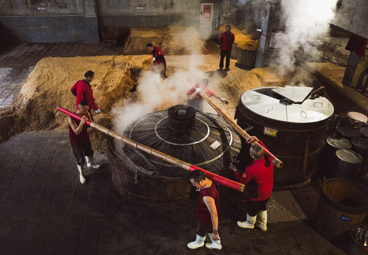 在水井坊博物馆,游客可观看传统酿造技艺。陈柏全摄