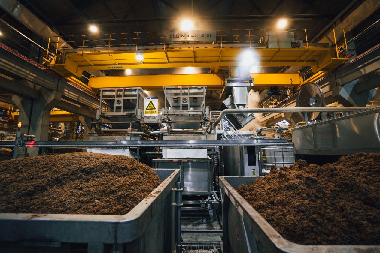 水井坊邛崃全产业链基地,传统工艺与现代设备实现精准融合。陈柏全摄