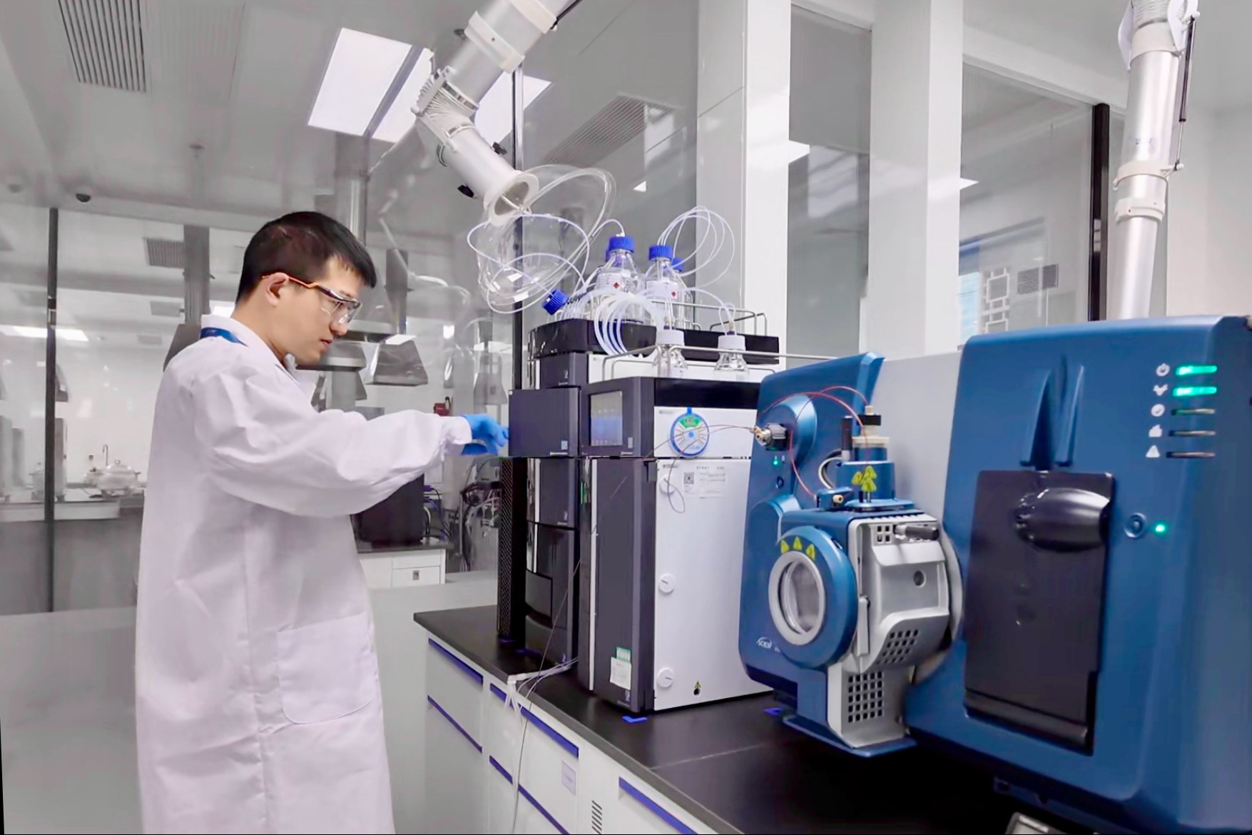 水井坊邛崃全产业链基地内,检验人员正在对酒样进行检测。王聪摄