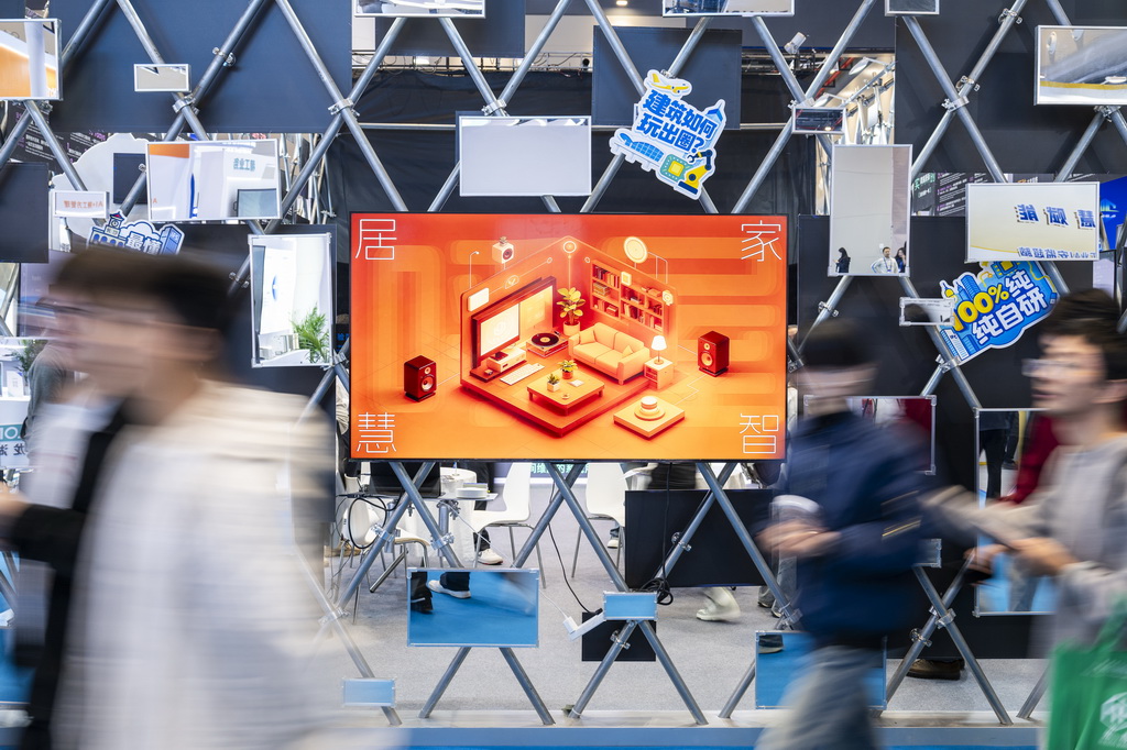 10月31日，观众在博览会现场参观。