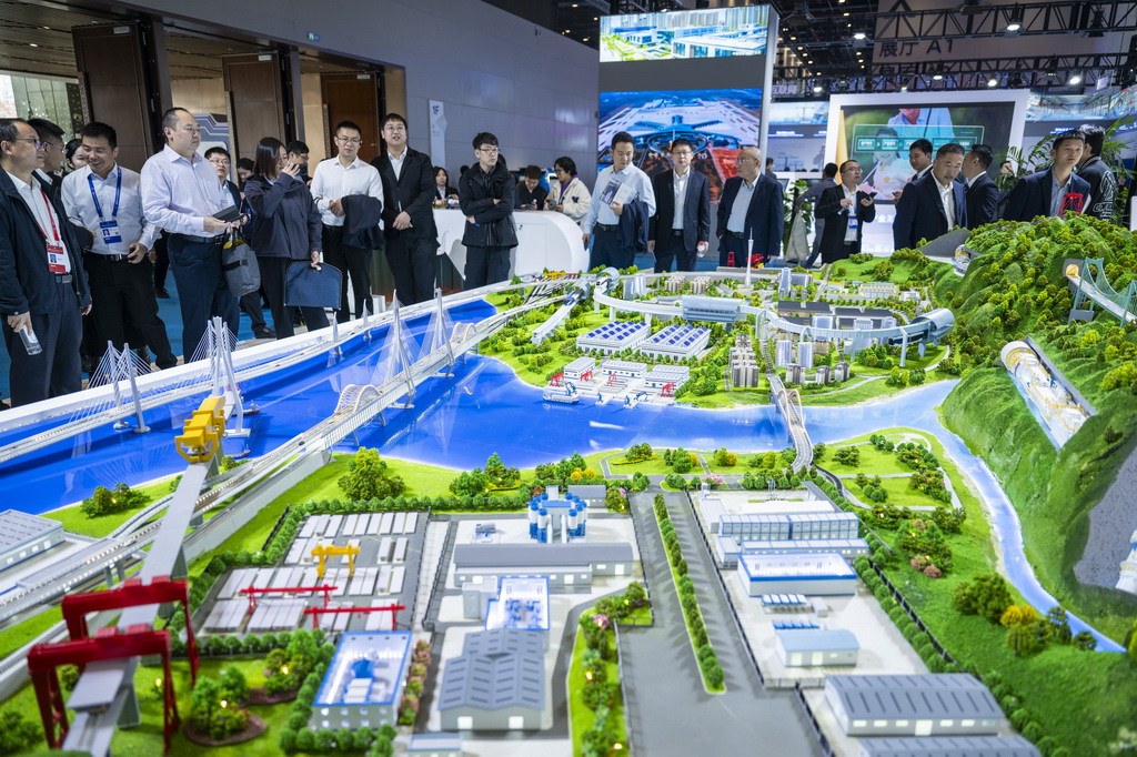 10月31日，观众在博览会现场参观。