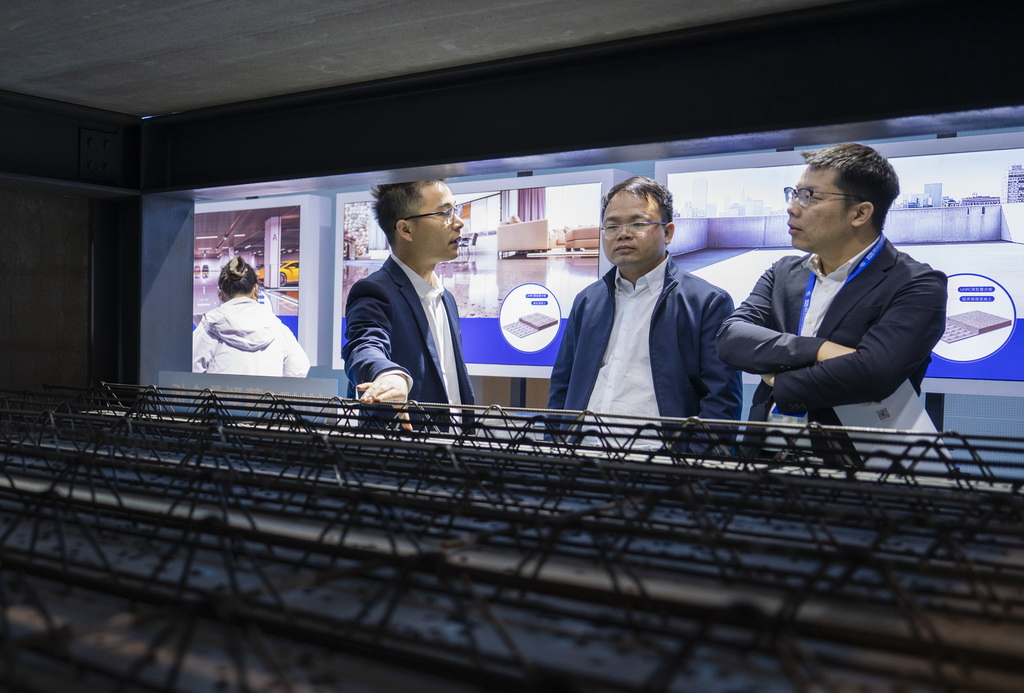 10月31日，观众在博览会现场参观。