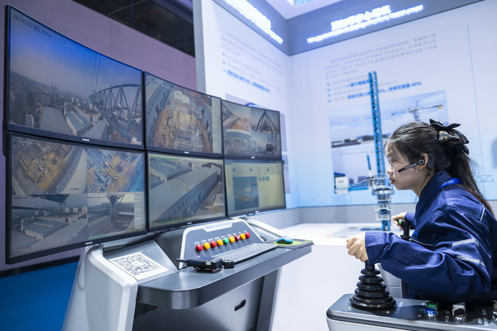 10月31日，在博览会现场，一名工作人员在展示塔机智能集控系统。