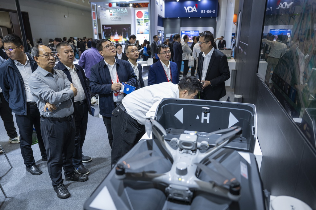 10月31日，观众在博览会现场参观。