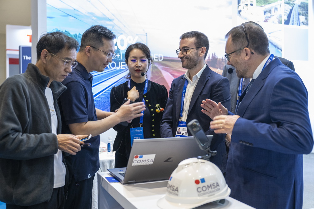 10月31日，观众在博览会现场参观。