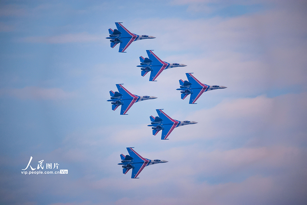 2025年10月31日，南昌瑶湖机场，俄罗斯“勇士”飞行表演队进行飞行表演。