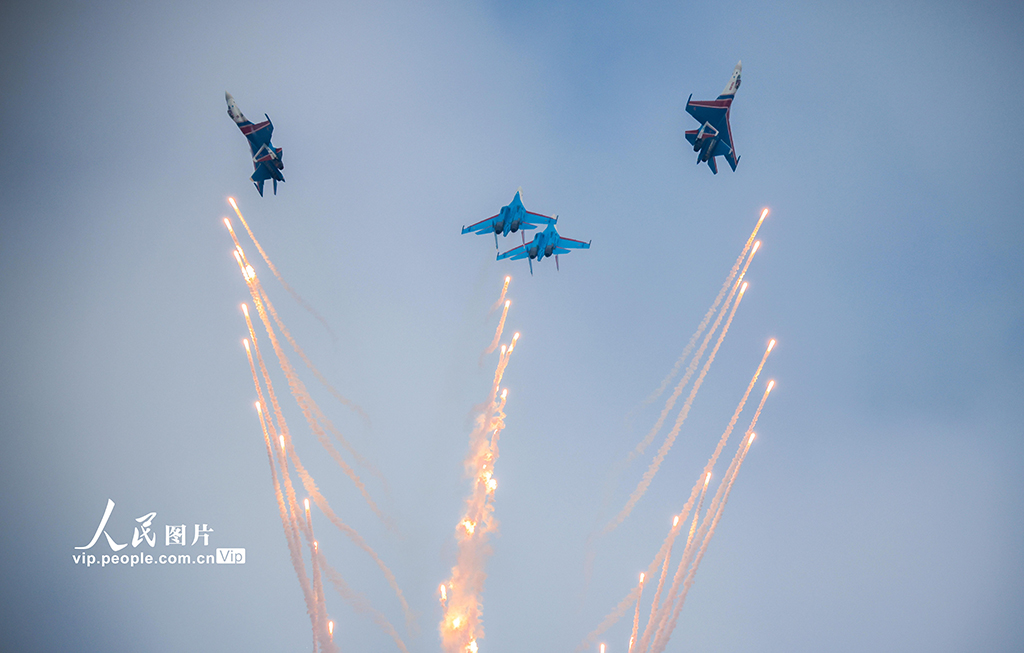 2025年10月31日，南昌瑶湖机场，俄罗斯“勇士”飞行表演队进行飞行表演。