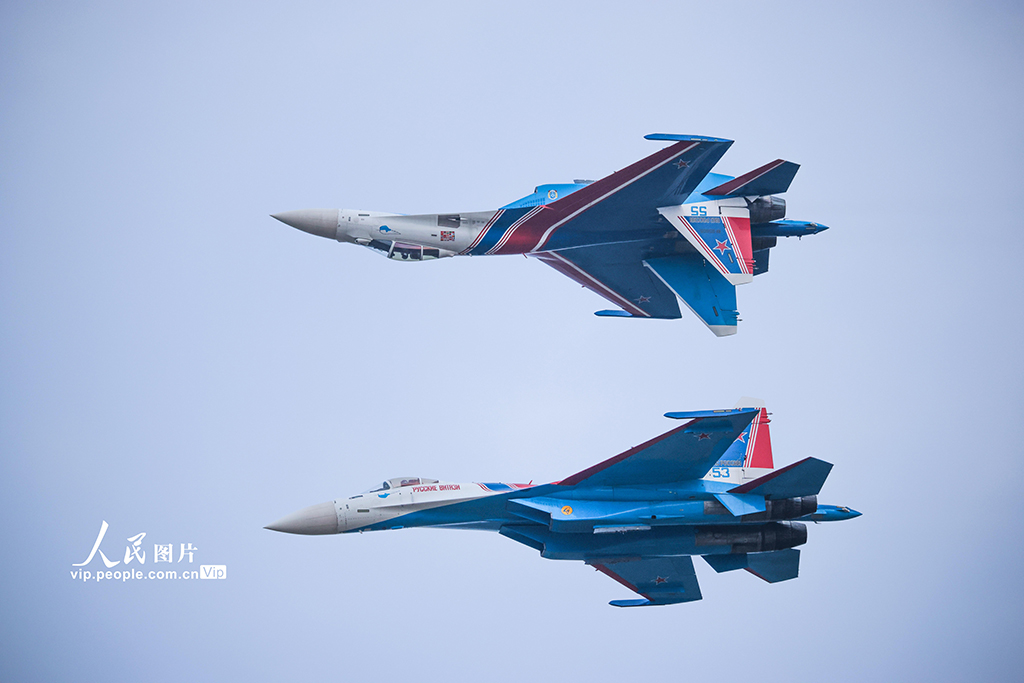 2025年10月31日，南昌瑶湖机场，俄罗斯“勇士”飞行表演队进行飞行表演。