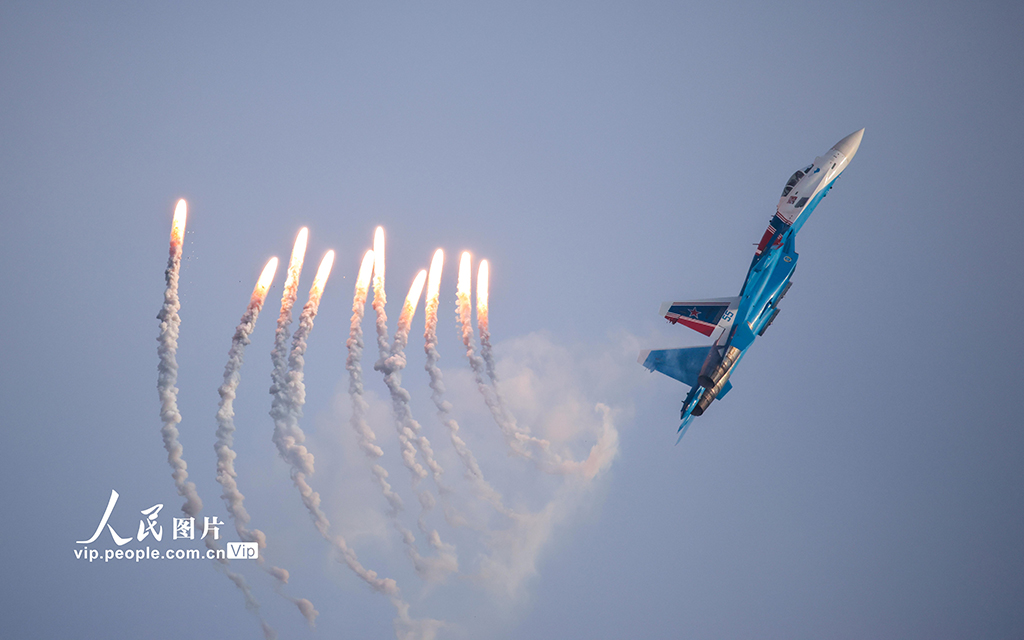 2025年10月31日，南昌瑶湖机场，俄罗斯“勇士”飞行表演队进行飞行表演。