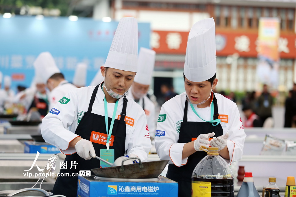 11月1日，2025世界川菜烹饪技能大赛现场，参赛厨师正在烹饪特色菜。李华时摄（人民图片网）
