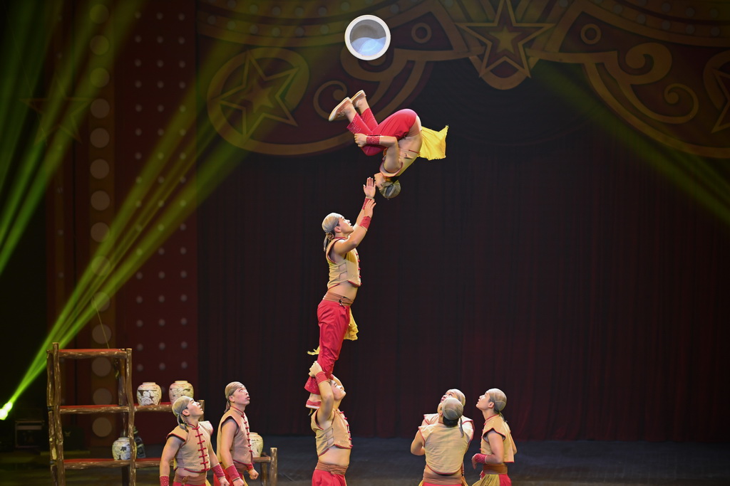 11月1日，演员在第八届中国国际马戏节开幕式上表演。